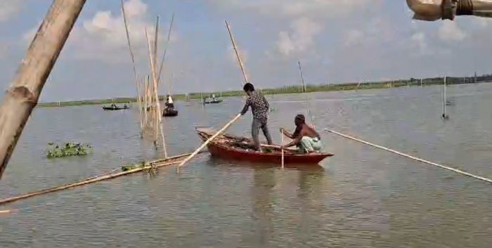 চরভদ্রাসনে পদ্মা নদীতে আড়াআড়ি বাঁধ অপসারণ, অন্য জায়গায় আবার অনিয়ম শুরু 
